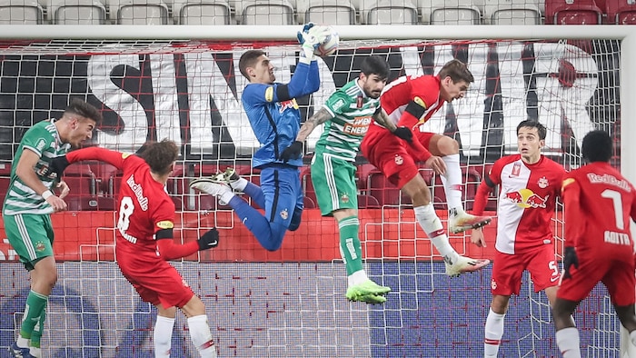 Für Red Bull Salzburg absolvierte der Goalie 152 Spiele.