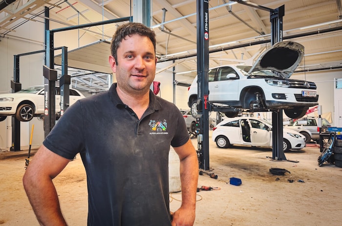 Zusammen mit zwei Freunden hat Bernd Bidner in der Halle Platz für eine Auto-Werkstatt gefunden.
