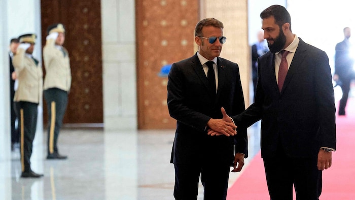 Macron ist der erste westeuropäische Staatschef, der Syrien seit dem Sturz des langjährigen ...