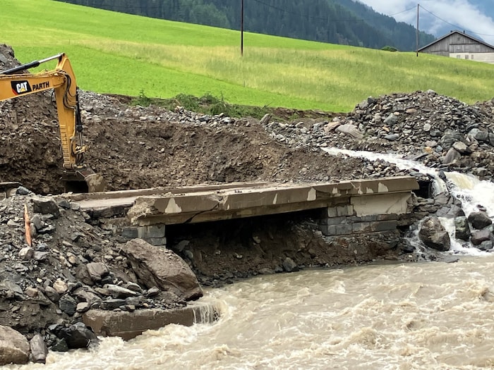 Die Bichlbachbrücke sowie die Straßenabschnitte im direkten Nahbereich sind zerstört und müssen ...