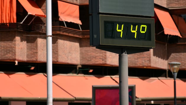 Temperaturen bis zu 44 Grad lassen die Spanierinnen und Spanier schwitzen.