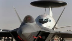 Aufklärungsflugzeuge tragen einen „Radar-Pilz“ auf dem Rücken.
