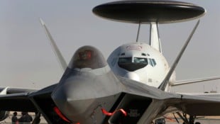 Aufklärungsflugzeuge tragen einen „Radar-Pilz“ auf dem Rücken.