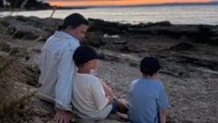 „Quality Time“ ab Minute eins: Julia Peneder mit ihren Jungs im Urlaub.