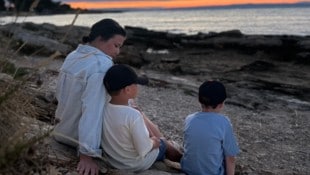 „Quality Time“ ab Minute eins: Julia Peneder mit ihren Jungs im Urlaub.