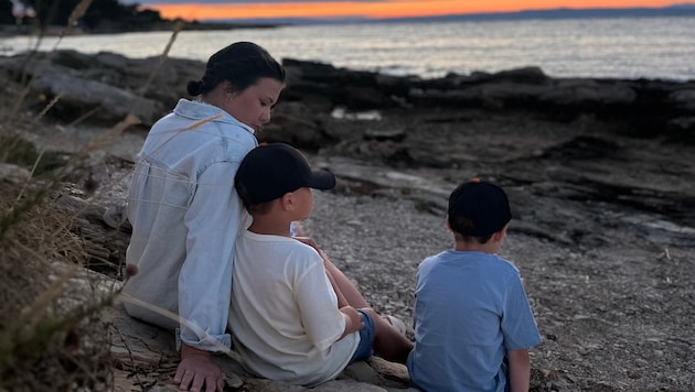 „Quality Time“ ab Minute eins: Julia Peneder mit ihren Jungs im Urlaub.