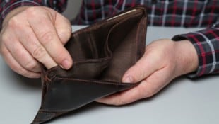 Der Blick in die Geldbörse ist für viele ernüchternd (Symbolbild).