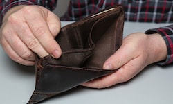 Der Blick in die Geldbörse ist für viele ernüchternd (Symbolbild).