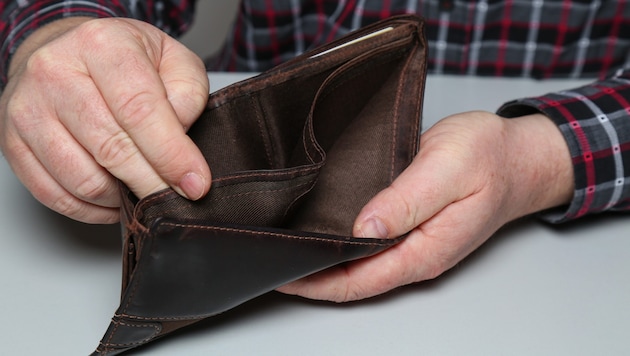 Der Blick in die Geldbörse ist für viele ernüchternd (Symbolbild).