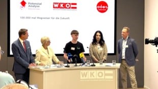 Von links: Wirtschaftslandesrat Markus Achleitner, WKOÖ-Präsidentin Doris Hummer, Lehrling ...