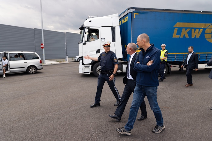 Innenminister Gerhard Karner war am Kontrollpunkt Wolfsbach bei Lkw-Überprüfungen dabei.