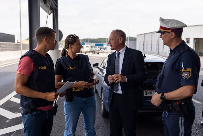 Aus erster Hand erfuhr der Minister die Erfahrungen mit der neuen Kontrolltechnik.