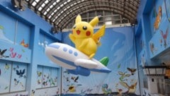 Pikachu begrüßt Reisende in der Lobby des Flughafens.