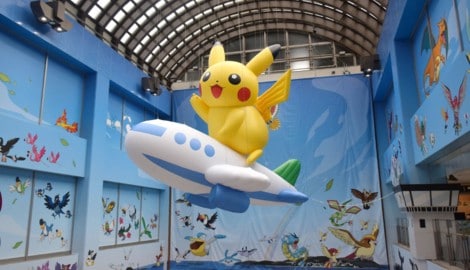 Pikachu begrüßt Reisende in der Lobby des Flughafens.