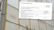 Die Platten an der Fassade des in die Jahre gekommenen Gemeindebaus enthalten Asbest, wie der ...