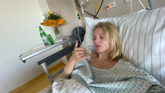 Geschafft: „Krone“-Mitarbeiterin Vanessa Wittmann nach ihrer Mandeloperation in der Klinik ...