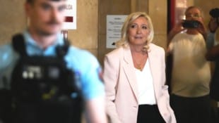 Marine Le Pen verlässt den Gerichtssaal.