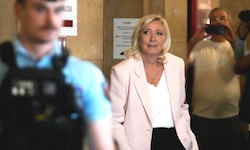 Marine Le Pen verlässt den Gerichtssaal.