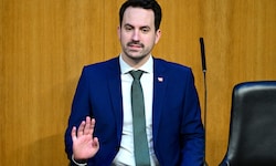 An den Änderungen bei den Schulfächern gibt es viel Kritik, Bildungsminister Christoph ...