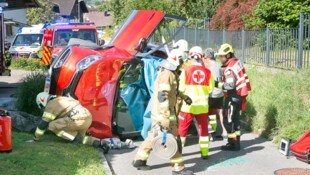 Die Einsatzkräfte mussten die Frau aus dem Auto bergen.