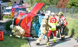 Die Einsatzkräfte mussten die Frau aus dem Auto bergen.