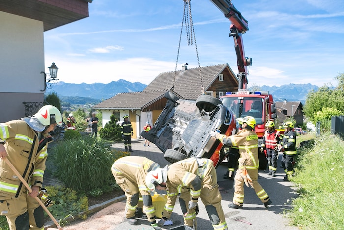 Der Pkw wurde mit einem Kran geborgen...