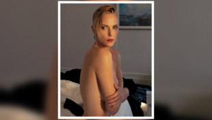 Charlize Theron heizte ihren Fans zuerst am Red Carpet der „Die Odyssee“-Premiere ein, ...