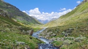 Das Klostertal in der Silvretta wird von einem rauschenden Wildbach durchflossen.