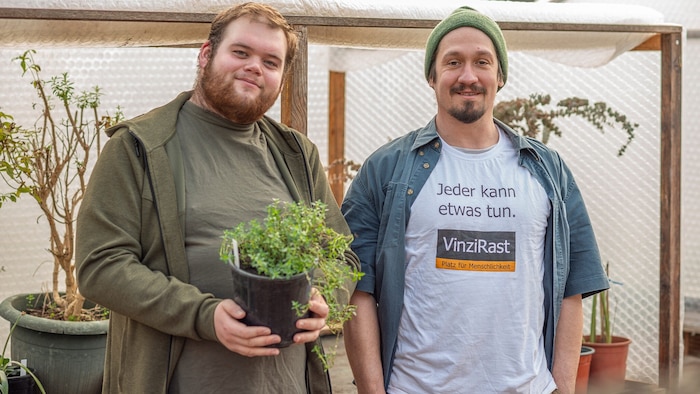 Max, Bewohner der VinziRast am Land, und Michael Schmidt, Leiter der Landwirtschaft.