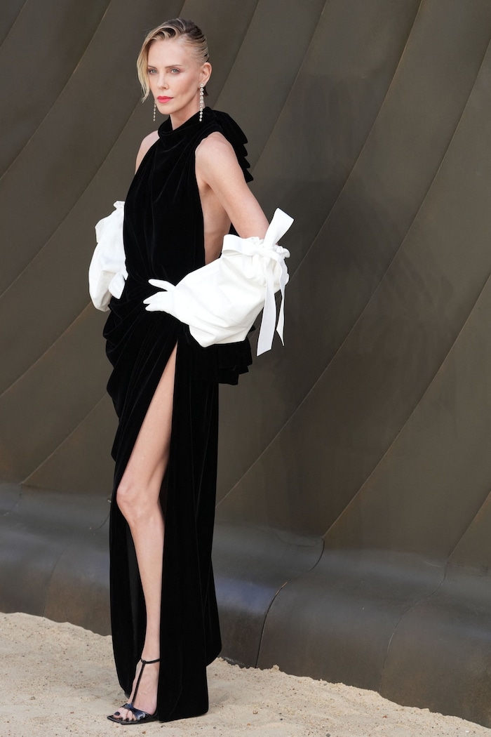 Charlize Theron verzauberte bei der Premiere von „Die Odyssee“ im schwarzen Kleid mit ...