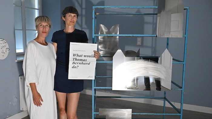 In der Ausstellung geht es einerseits um Raum, aber auch um Sprache, wie etwa eine analoge ...