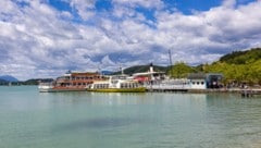 Die Ostbucht wird am 31. Juli zum Beach-Club. Ein DJ an Deck des Schiffs und eine Bar am Steg ...