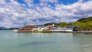 Die Ostbucht wird am 31. Juli zum Beach-Club. Ein DJ an Deck des Schiffs und eine Bar am Steg ...