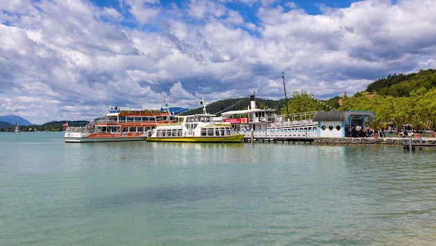 Die Ostbucht wird am 31. Juli zum Beach-Club. Ein DJ an Deck des Schiffs und eine Bar am Steg ...