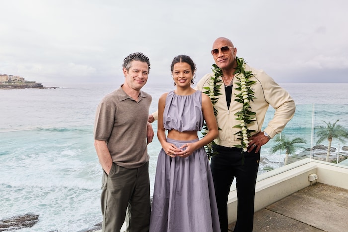 V. l.: Regisseur Thomas Kail, Catherine Laga‘aia und Dwayne „The Rock“ Johnson.