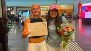 Leonie Bayr (li.) empfing Bronze-Heldin Höllwart mit Blumen
