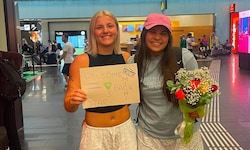 Leonie Bayr (li.) empfing Bronze-Heldin Höllwart mit Blumen