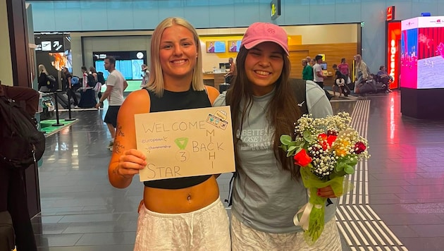Leonie Bayr (li.) empfing Bronze-Heldin Höllwart mit Blumen