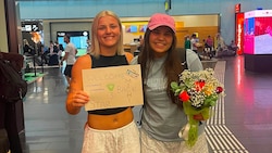 Leonie Bayr (li.) empfing Bronze-Heldin Höllwart mit Blumen