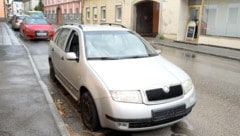 Ein silberner Škoda steht seit langer Zeit auf einer Straße in der Gemeinde Pöchlarn. Nun sucht ...