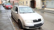 Ein silberner Škoda steht seit langer Zeit auf einer Straße in der Gemeinde Pöchlarn. Nun sucht ...