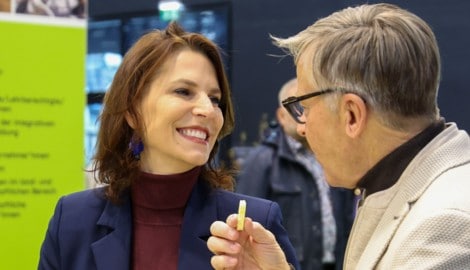 Ein Herz und eine Seele? Karoline Edtstadler und WKS-Chef Buchmüller bei einem gemeinsamen ...