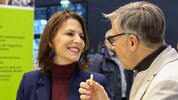 Ein Herz und eine Seele? Karoline Edtstadler und WKS-Chef Buchmüller bei einem gemeinsamen ...