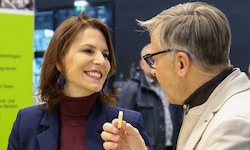 Ein Herz und eine Seele? Karoline Edtstadler und WKS-Chef Buchmüller bei einem gemeinsamen ...