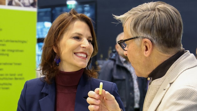 Ein Herz und eine Seele? Karoline Edtstadler und WKS-Chef Buchmüller bei einem gemeinsamen ...