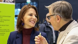 Ein Herz und eine Seele? Karoline Edtstadler und WKS-Chef Buchmüller bei einem gemeinsamen ...