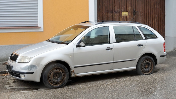 Das Fahrzeug hat bereits einige Witterungsspuren, seit es auf dem Platz steht.