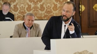 Max Lercher stellte Mario Kunasek (Hintergrund) Fragen zur Attacke auf einen Taxifahrer in ...