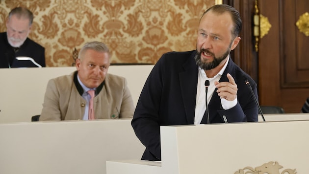 Max Lercher stellte Mario Kunasek (Hintergrund) Fragen zur Attacke auf einen Taxifahrer in ...
