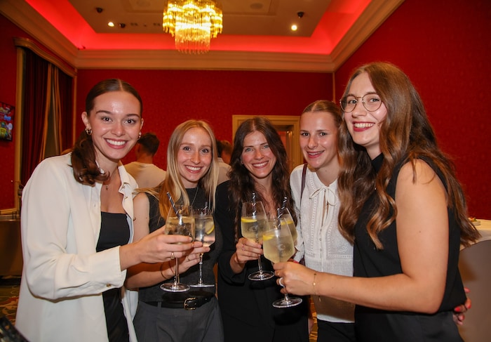 Die Damen von Geretsberg/Bürmoos stießen an: Laura Öller, Maya Ahlden, Kristin Grömer, Lisa ...